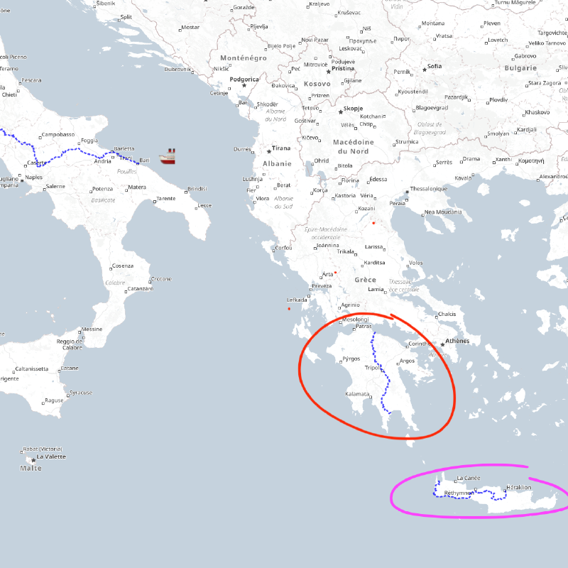 Une carte centrée sur le sud-est de l'Italie et la Grèce qui montre le chemin prévu en pointillé bleu. En plus le Péloponnèse est entouré d'un trait rouge et la Crête d'un trait violet.