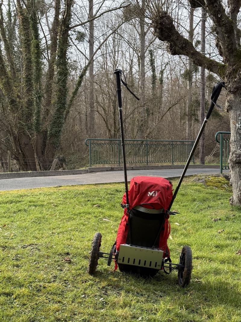 Le chariot debout sur l'herbe